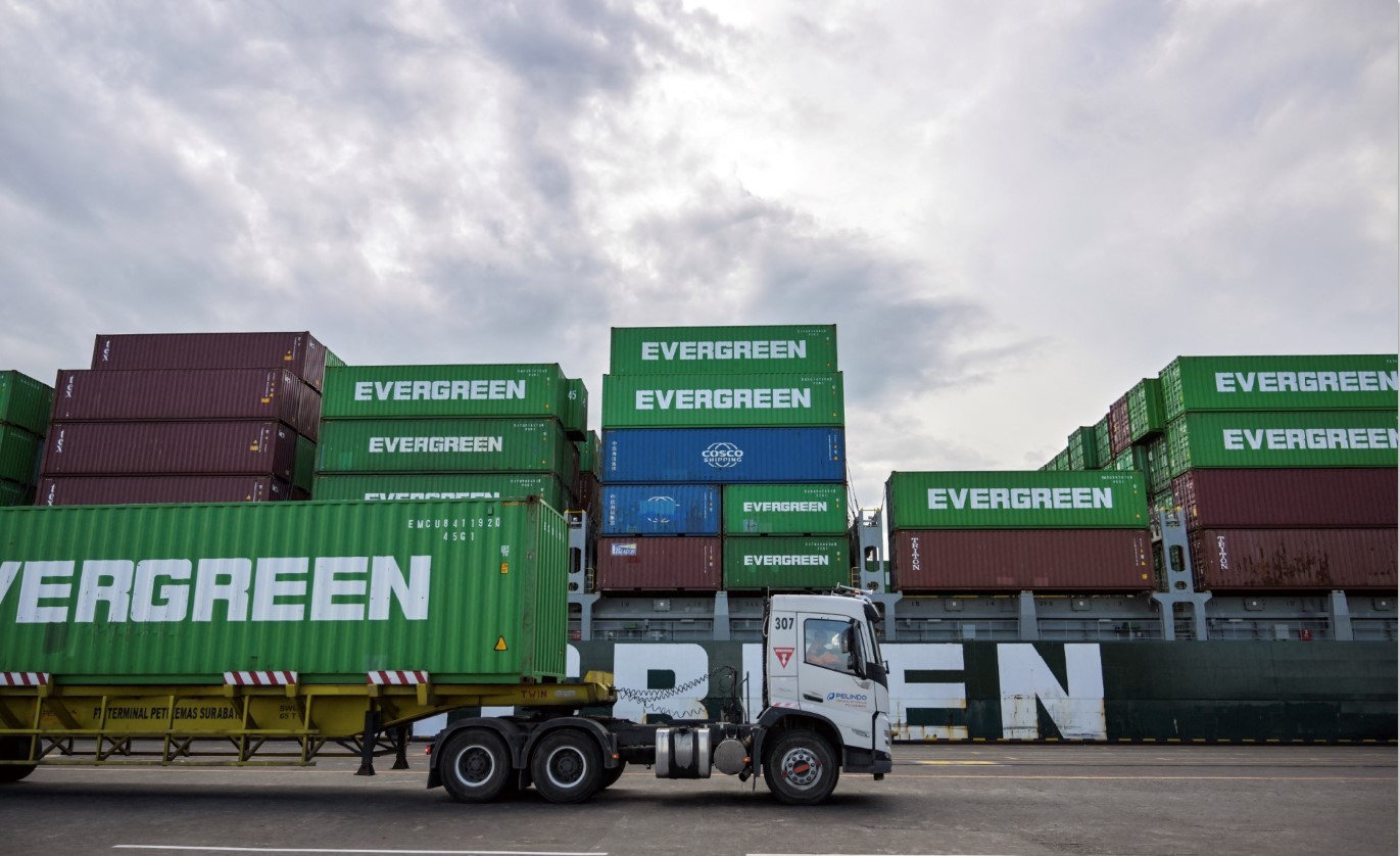 EKSPOR: Kontainer-kontainer dimuat ke kapal di Terminal Kontainer Internasional Surabaya, Senin (7/7). Pemerintah Indonesia akan mengoptimalkan negosiasi dengan AS untuk menekan tarif resiprokal.