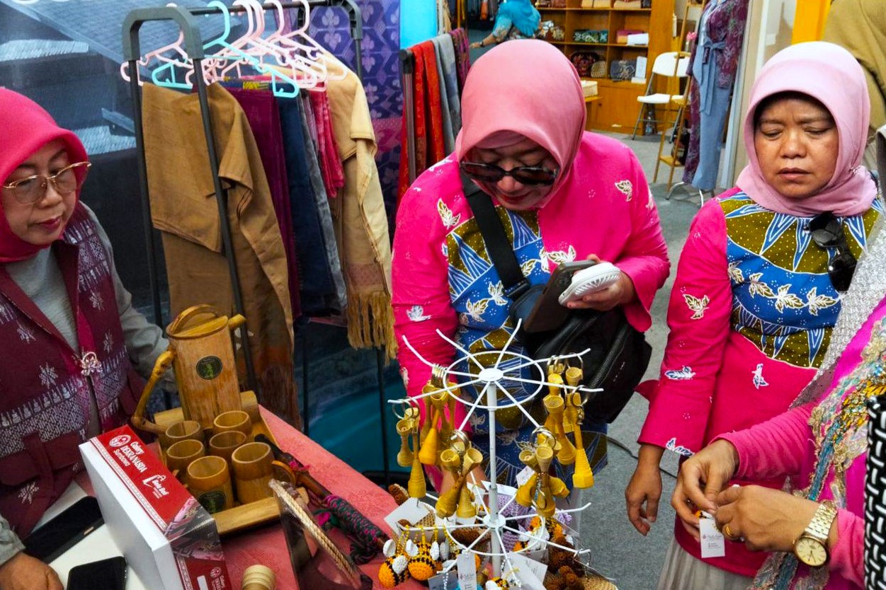 Wastra dan kriya sumbawa pukau pengunjung dekranas expo 2025
