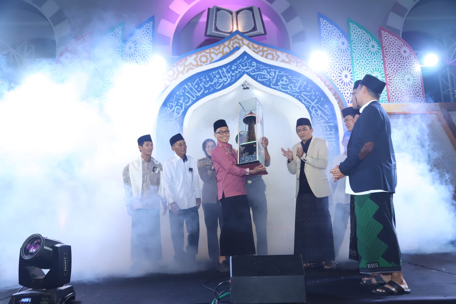 Bupati Lombok Tengah H Lalu Pathul Bahri (dua kanan) menyerahkan piala kepada Camat Praya sebagai Juara Umum MTQ XXXI 2025 di halaman Masjid Agung Praya, Lombok Tengah, Selasa (9/7).