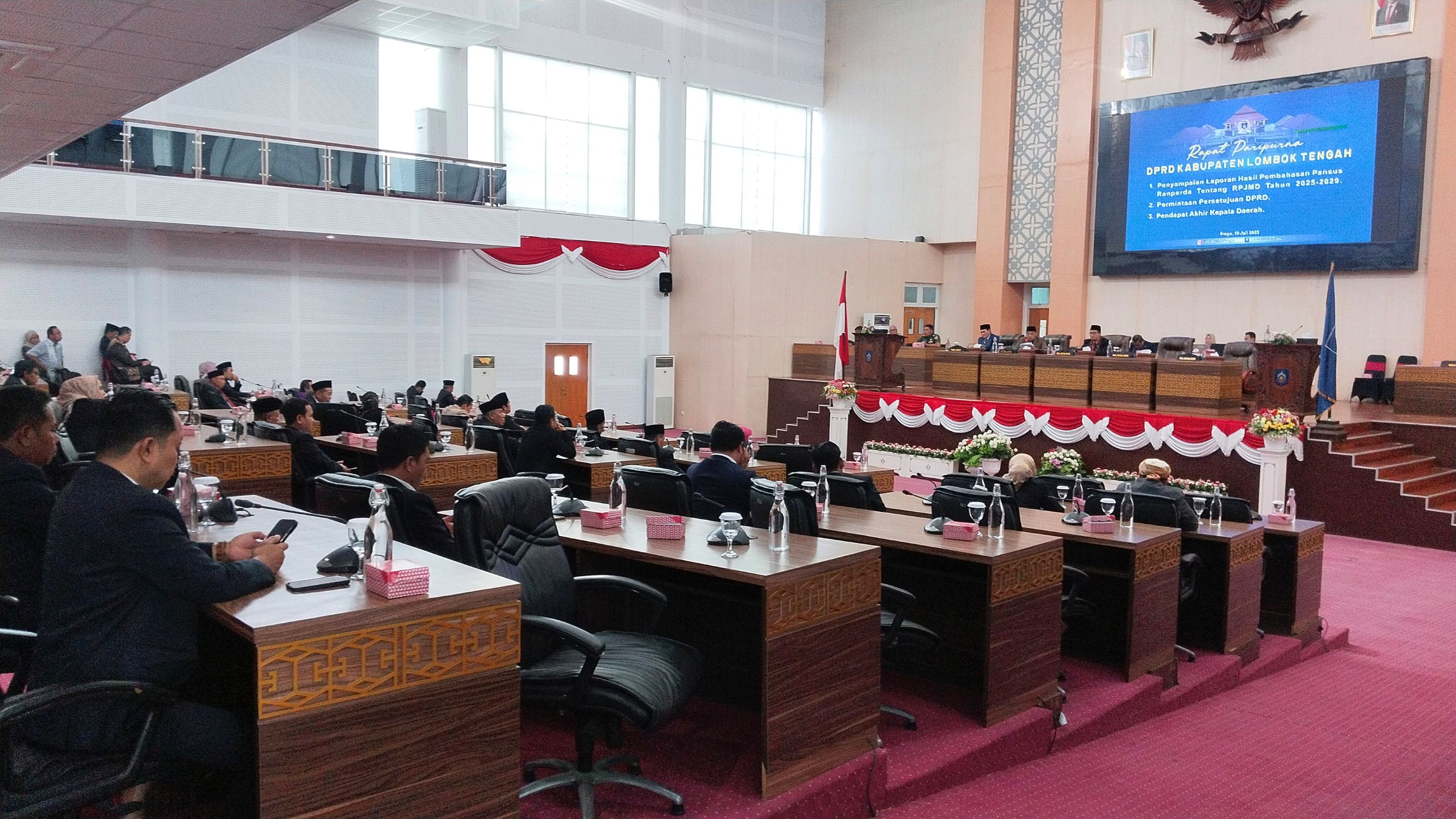 Suasana sidang paripurna beragendakan persetujuan anggota dewan dan pendapat akhir bupati terhadap laporan hasil pembahasan pansus Ranperda tentang RPJMD tahun 2025-2029
