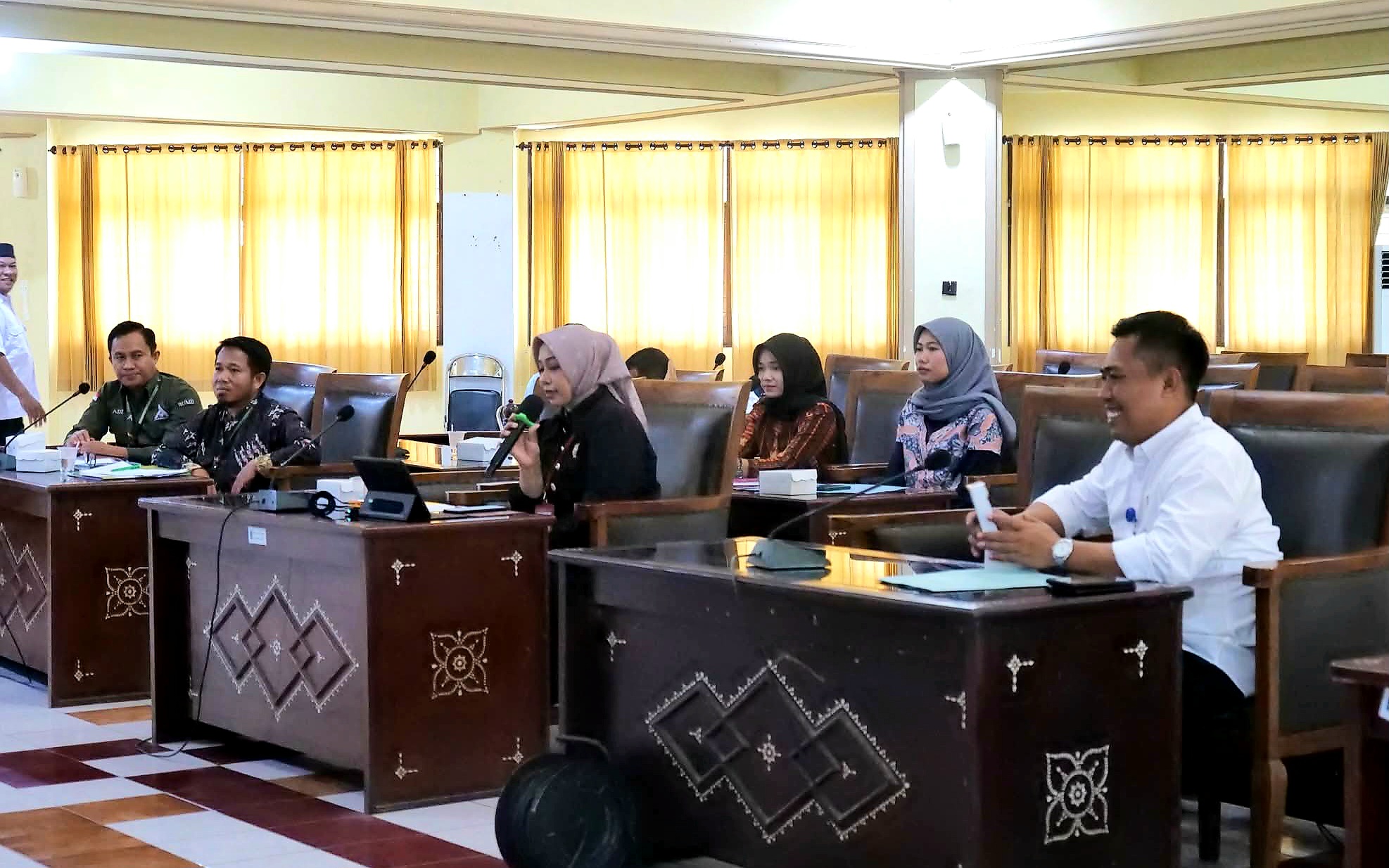 SAMPAIKAN LAPORAN: Dirut PTAM Giri Menang H Sudirman saat melaporkan kondisi perusahaan ke Komisi II DPRD Lobar.