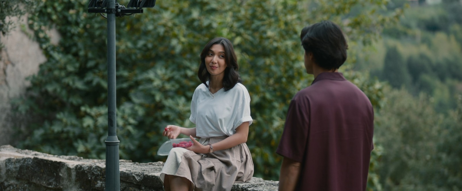Chemistry Sheila Dara dan Dion Wiyoko di film Sore 2025 sukses buat penonton terbawa suasana dari awal hingga akhir.