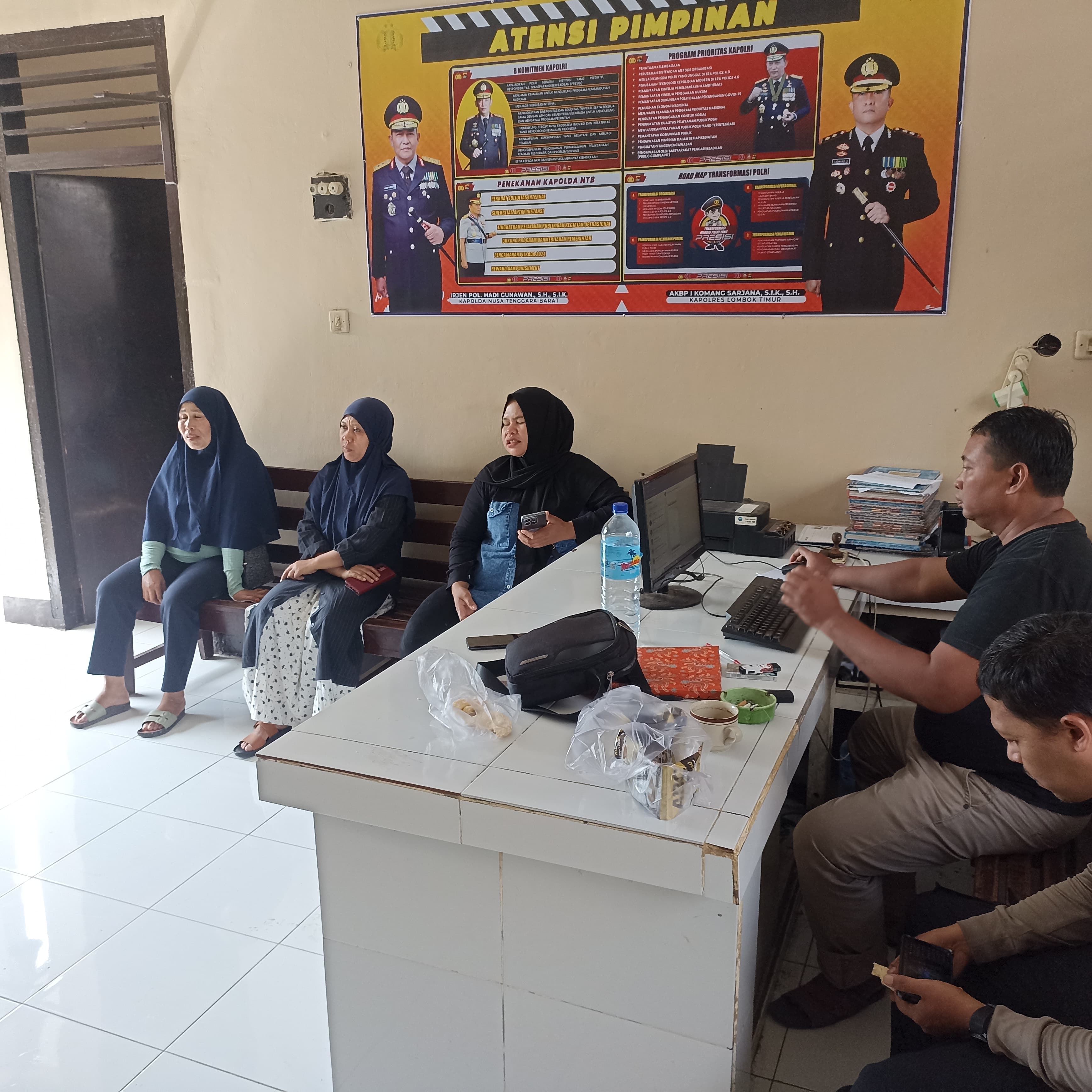 Pihak keluarga ibu bayi yang dibuang saat mendatangi Polsek Sambelia untuk mengadopsi bayi tesbut, Jumat (11/7). (Humas Polres Lotim)