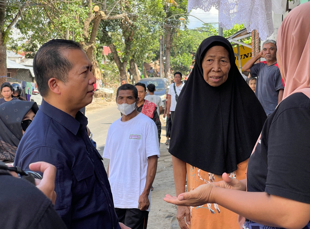 Gubernur NTB Dr H Lalu Muhamad Iqbal berbincang dengan ibu-ibu di Kebon Duren, Selagalas, Kota Mataram.