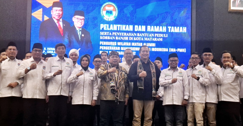 BERSINERGI: Gubernur NTB Lalu Muhamad Iqbal berfoto dengan jajaran pengurus wilayah IKA PMII NTB usai pelantikan, Kamis (10/7).