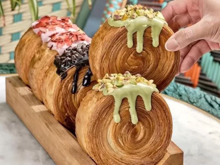 Deretan makanan viral 2024 yang bikin heboh media sosial. Dari Thai Milk Bun hingga Cokelat Dubai, semua jadi incaran pecinta kuliner.(Radar Jombang)
