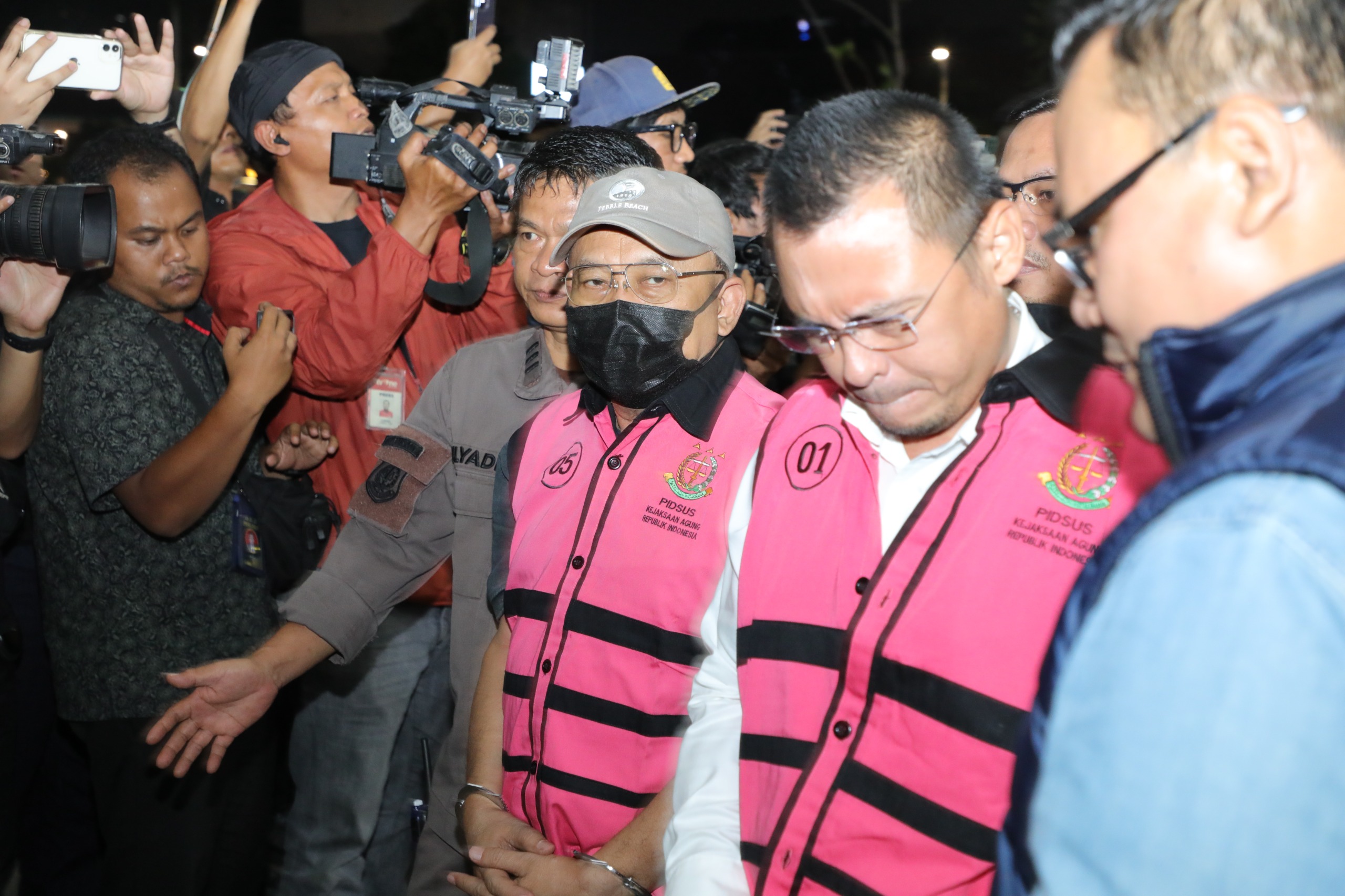 Dua dari 8 tersangka kasus dugaan korupsi tata kelola minyak mentah PT Pertamina, langsung dijebloskan ke penjara. (FOTO: Kejagung RI).