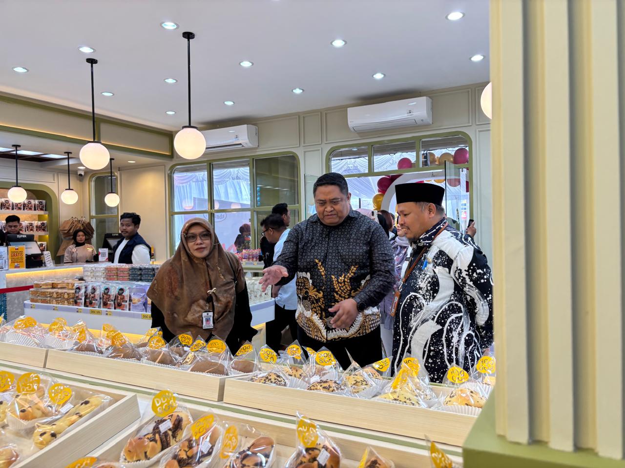 GM Amanda Brownies Endi Yunarso (tengah) bersama Kepala Dinas Koperasi, Perindustrian dan UMKM Kota Mataram Muhammad Ramdhani (kanan) di grand opening Amanda Brownies Mataram, Jumat (11/7).
