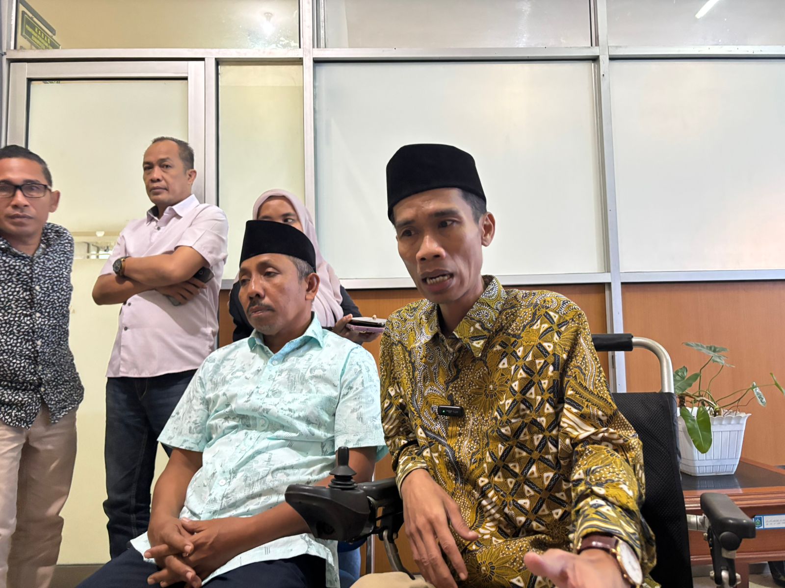 Ketua Fraksi PAN KSB Mohammad Hatta (kanan) saat memberikan keterangan di depan media, Jumat (11/7).