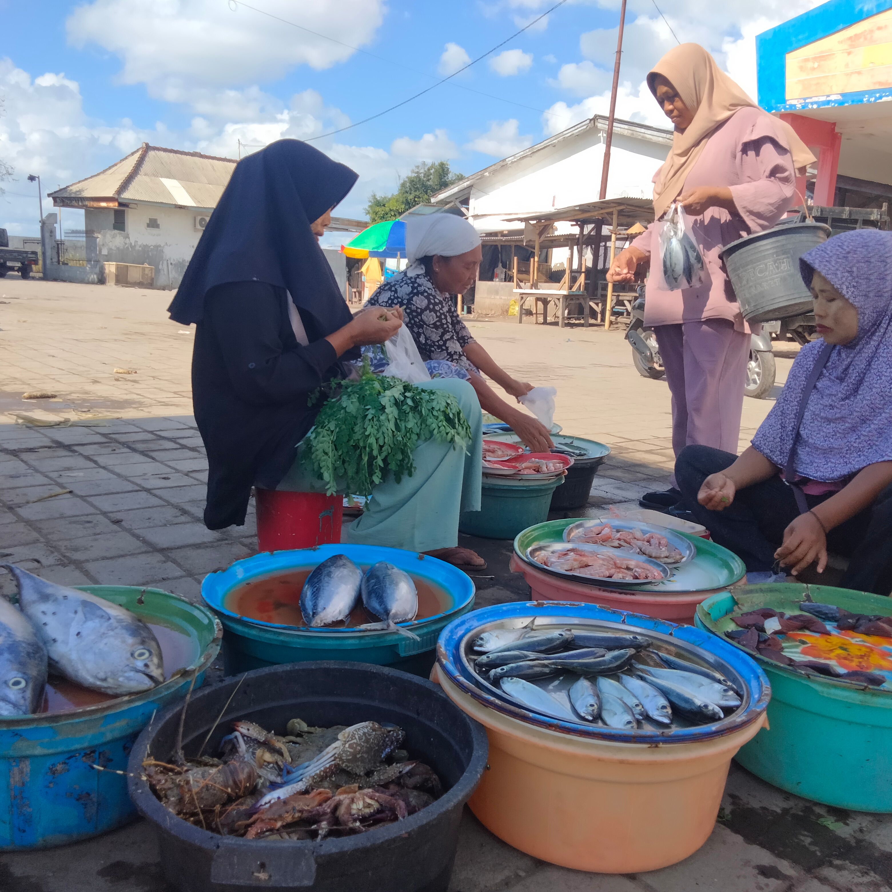 Seorang pedagang ikan sedang menjajakan dagangannya di Pangkalan Pendaratan Ikan (PPI) Tanjung Luar, Kecamatan Keruak.