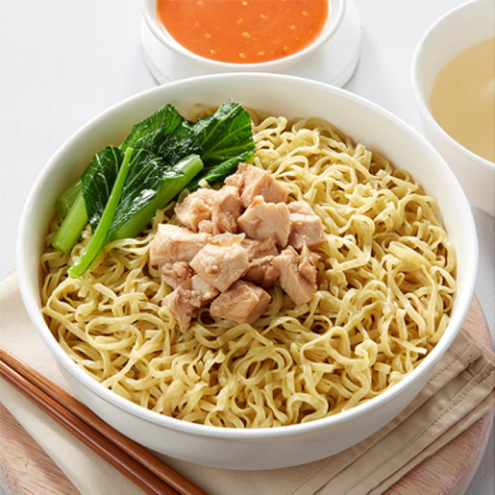Bakmi ayam khas Tionghoa dengan topping chasio dan kuah terpisah, berbeda jauh dengan mie ayam lokal yang bercita rasa manis gurih. (internet)