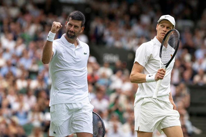 Sinner dan Djokovic siap bentrok di semifinal Wimbledon 2025. Keduanya diuji rumput licin dan nasib ditentukan oleh sepatu dan ketahanan.