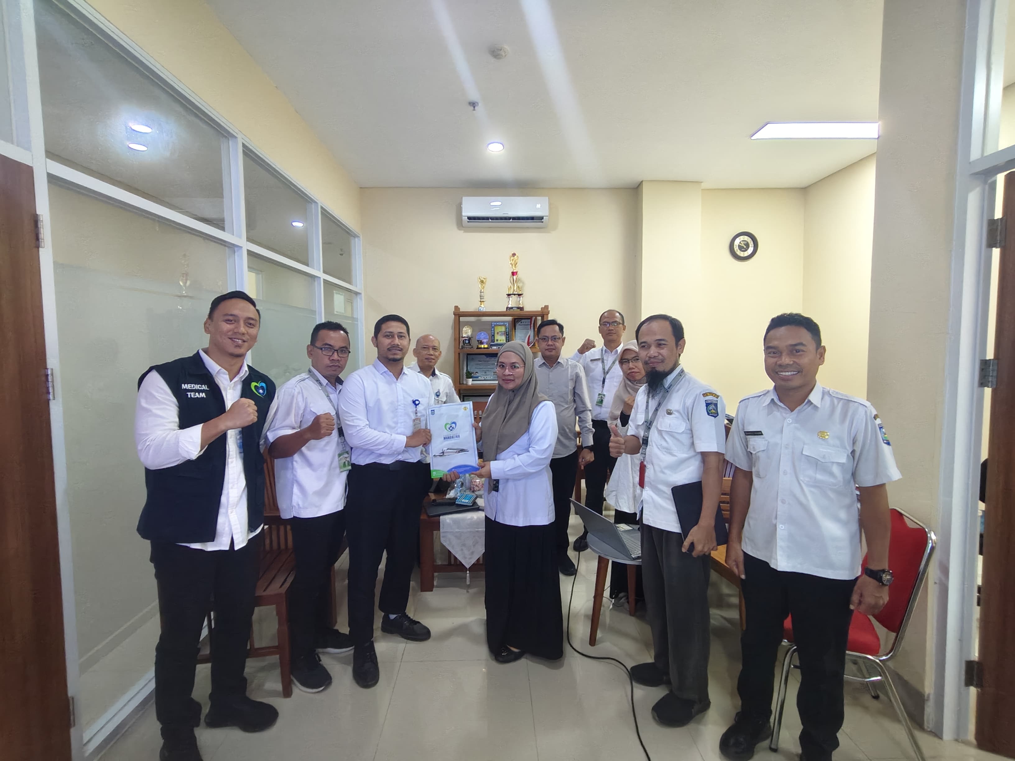 TUNJUKKAN KEPEDULIAN: Direktur RS Mandalika dr. Oxy Tjahjo Wahjuni menyerahkan donasi dari jajarannya sebagai bentuk kepedulian terhadap korban banjir di Mataram, Senin (7/7).