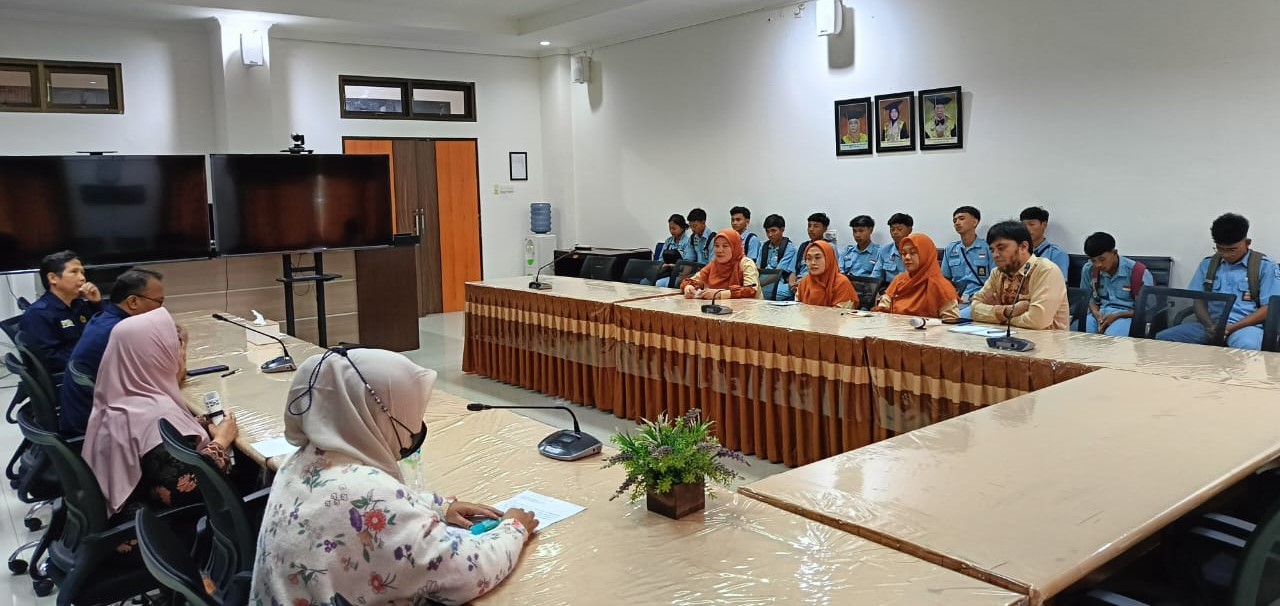 Belasan siswa Teknik Kimia Industri SMKN 3 Mataram didampingi gurunya berkunjung ke Fatepa Unram, Kamis lalu (10/7).