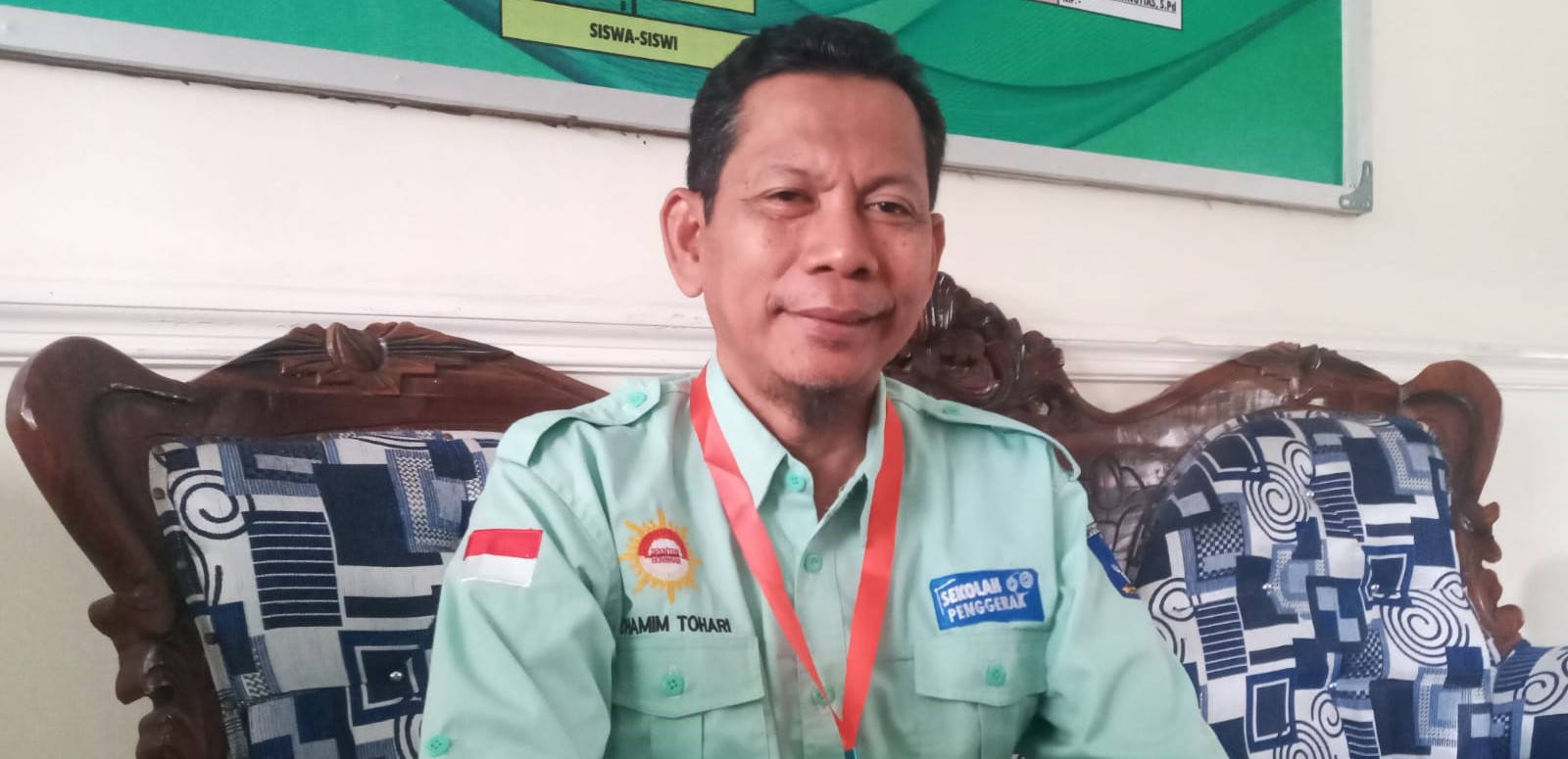 Kepala SMPN 10 Mataram H Chamim Tohari