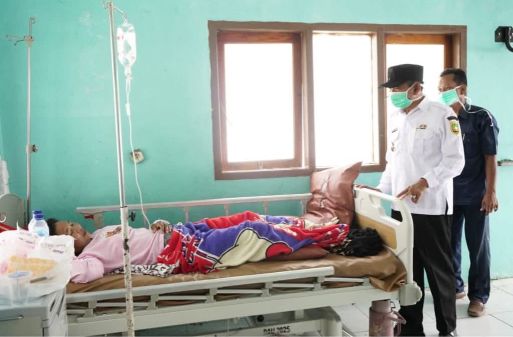 Wabup Sumbawa Mohamad Ansori meninjau langsung proses pelayanan kesehatan di Puskesmas Labangka, Rabu (9/7).
