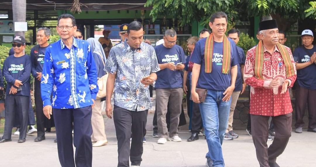 Kepala Dikbudpora KLU Adenan (pakai peci) didampingi kabid Dikdas Dikbudpora melakukan studi tiru terkait sekolah Adiwiyata di SMPN 10 Mataram.