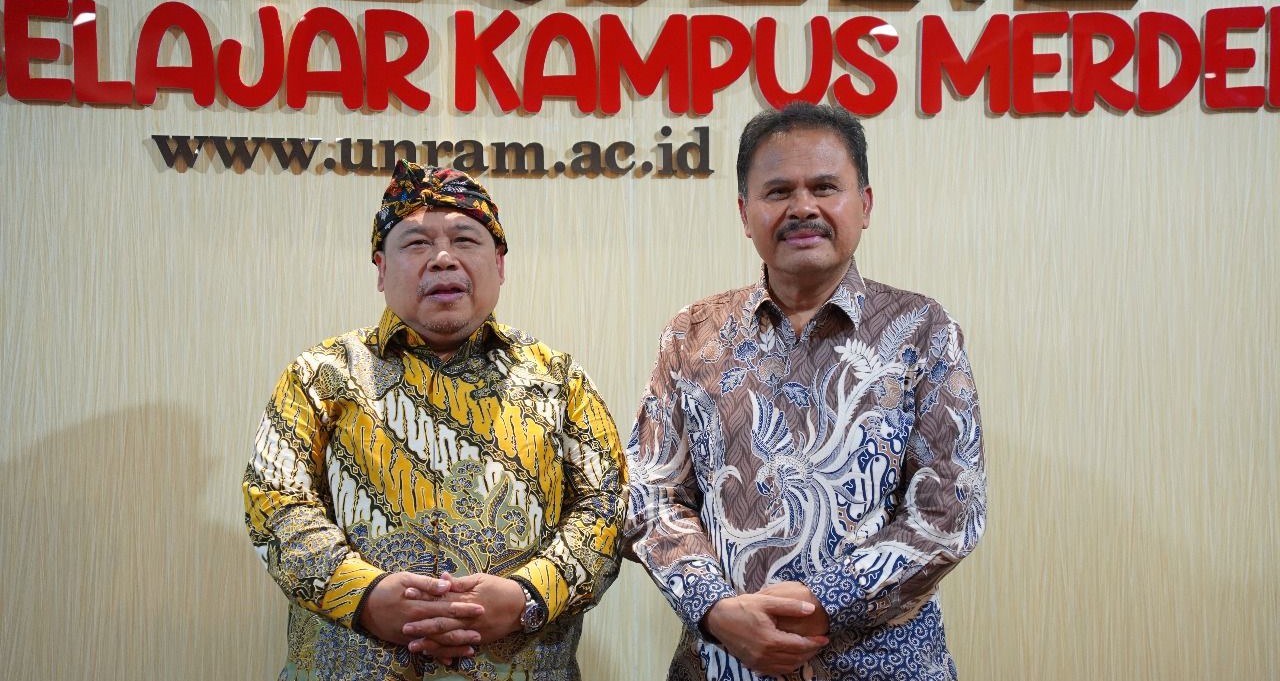 Rektor Unram Prof. Ir. Bambang Hari Kusumo (kanan) bersama anggota BPK RI Fathan Subchi dalam kegiatan sharing session di Ruang Sidang Rektor Unram, Kamis lalu (10/7).