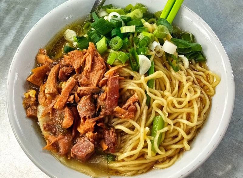 Seporsi mie ayam khas Nusantara dengan topping ayam manis dan pangsit goreng, jadi favorit masyarakat Indonesia dari berbagai kalangan. (radar mokumoku)