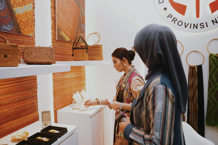 Ketua Umum Dekranas Selvi Anada didampingi Ketua Dekranasda NTB Sinta Agathia saat mengunjungi booth NTB di Expo HUT ke-45 Dekranas di Balikpapan.