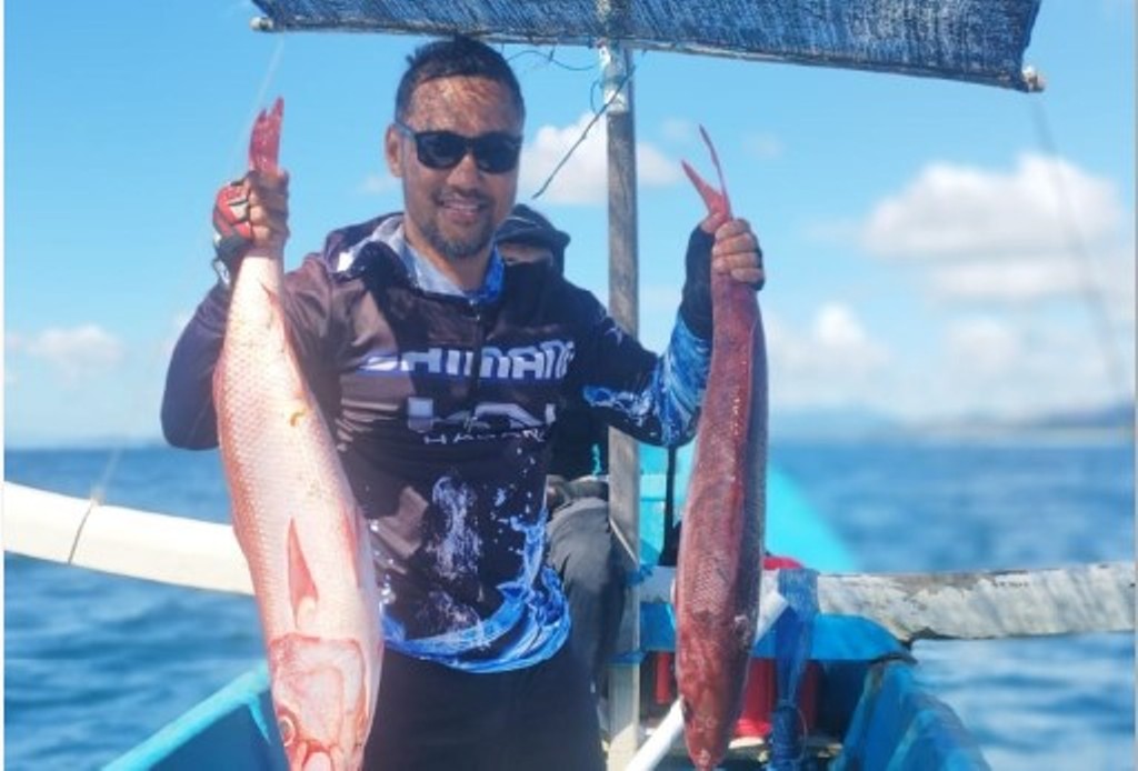 BUAH KESABARAN: Ahmad Quroni, kepala SMKN 1 Lembar menunjukkan hasIl tangkapannya ketika mancing di perairan Sekotong, Lombok Barat, belum lama ini.