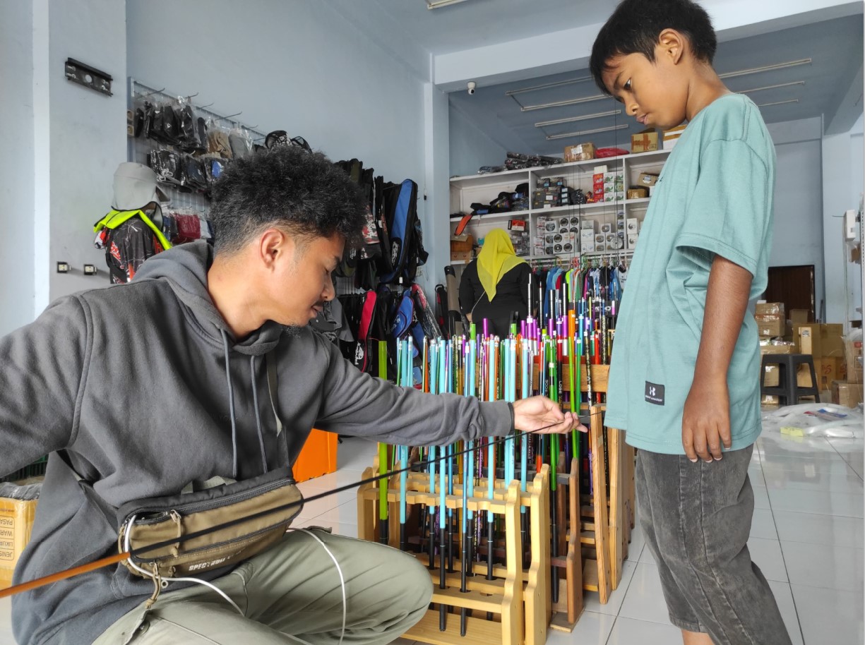 PILIH JORAN: Warga yang tengah memilih joran untuk memancing di toko alat pancing Nadi Wijaya Pancing, di Sekarbela, Mataram, Jumat (11/7).