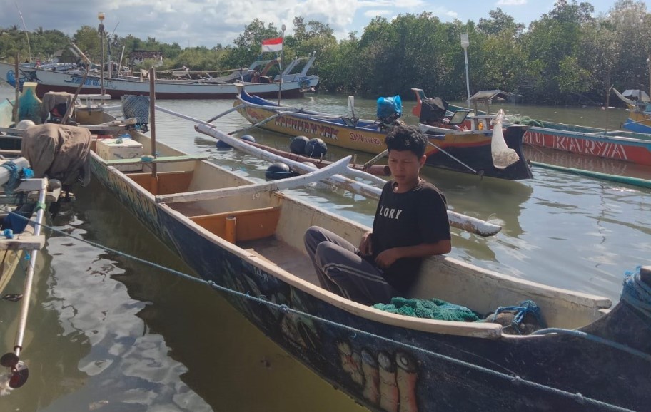 SIAP LAYANI MANCING MANIA: Rusdan, salah seorang ojek perahu memancing sedang melihat kondisi perahu miliknya di perairan Desa Tanjung Luar, Kecamatan Keruak, Lombok Timur, Jumat (11/7).