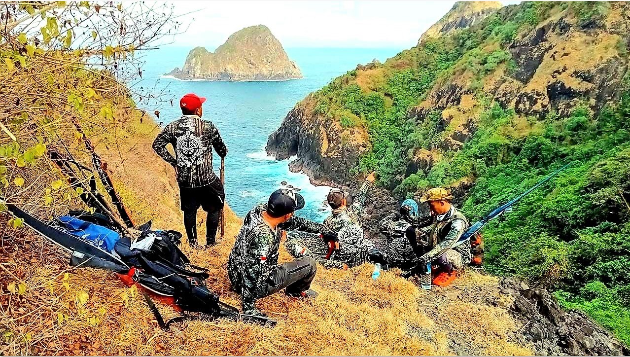 SIAPKAN FISIK DAN STAMINA: Para pemancing kadang harus mendaki perbukitan untuk mendapatkan spot mancing terbaik.