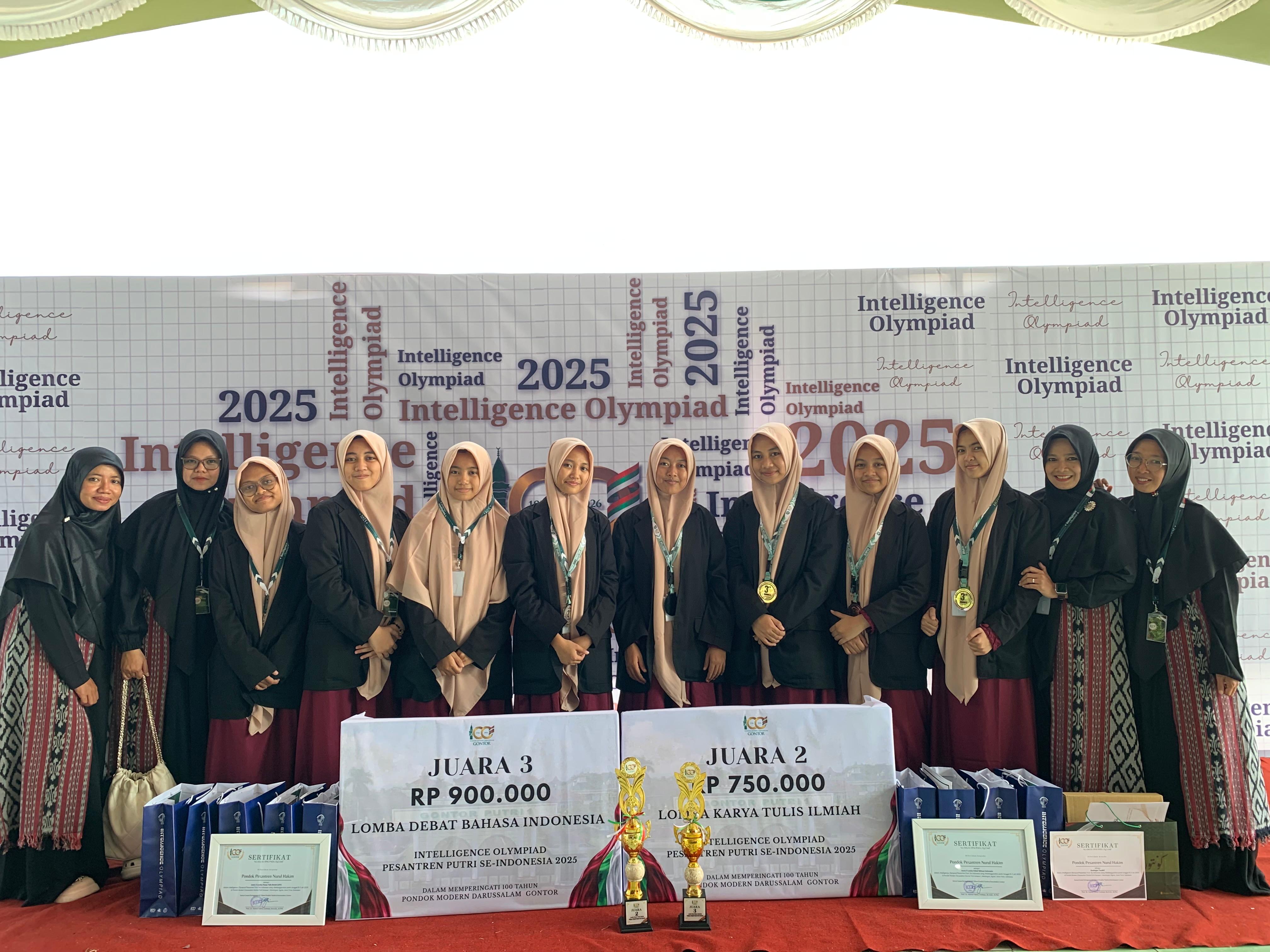 BORONG JUARA: Santriwati Ponpes Nurul Hakim menerima hadiah berupa piala dan piagam pada lomba 100 tahun Gontor di Jatim beberapa waktu lalu.