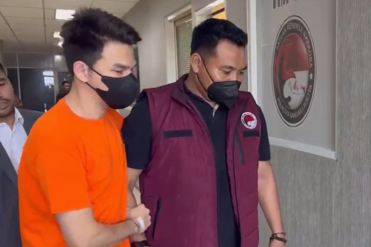 Kondisi lemah usai operasi, Jonathan Frizzy dirujuk ke RSUD Tangerang sebelum ditahan terkait kasus peredaran vape etomidate. (Dok. Humas Polresta Bandara Soekarno Hatta)