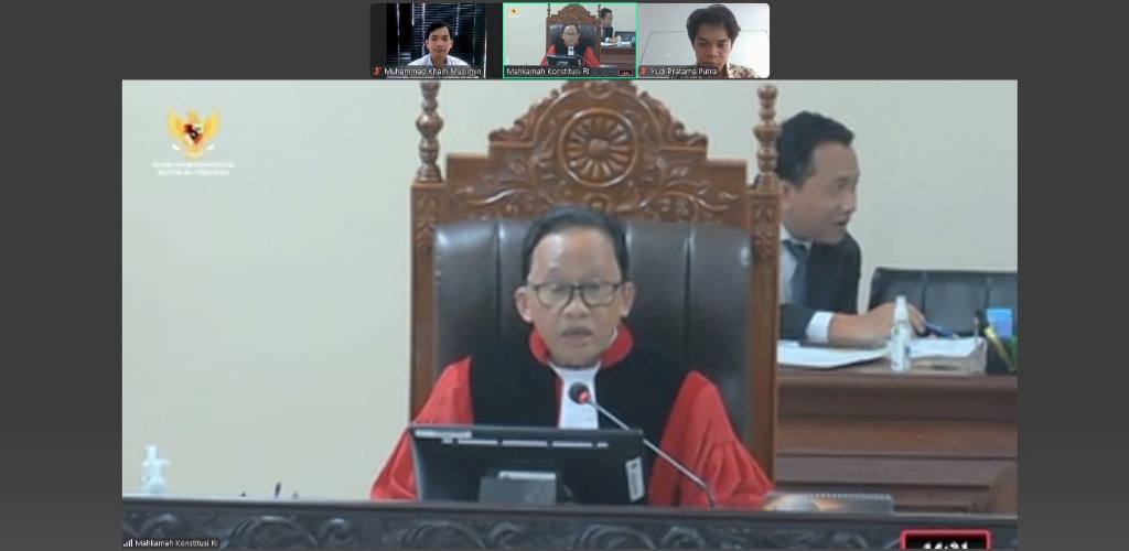 SIDANG PERDANA: Majelis Hakim MK memimpin sidang secara daring di Fakultas Hukum Unram, Kamis (10/7).&nbsp;