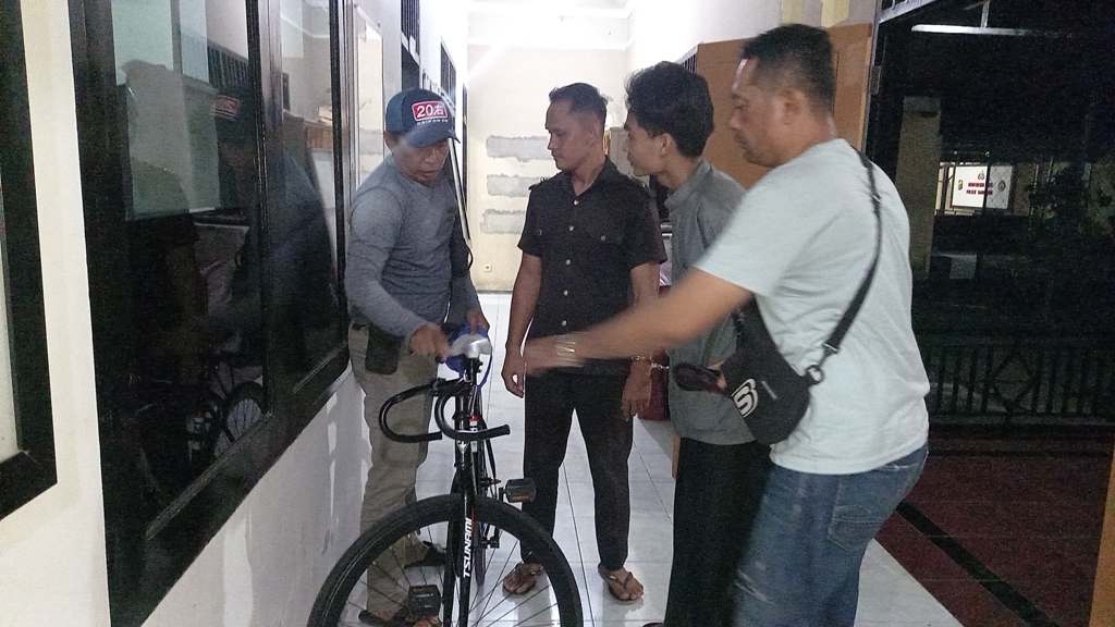 DITANGKAP: Seorang satpam berinisial HR ditangkap Polsek Sandubaya setelah mencuri di rumah korban banjir, Jumat (11/7).&nbsp;