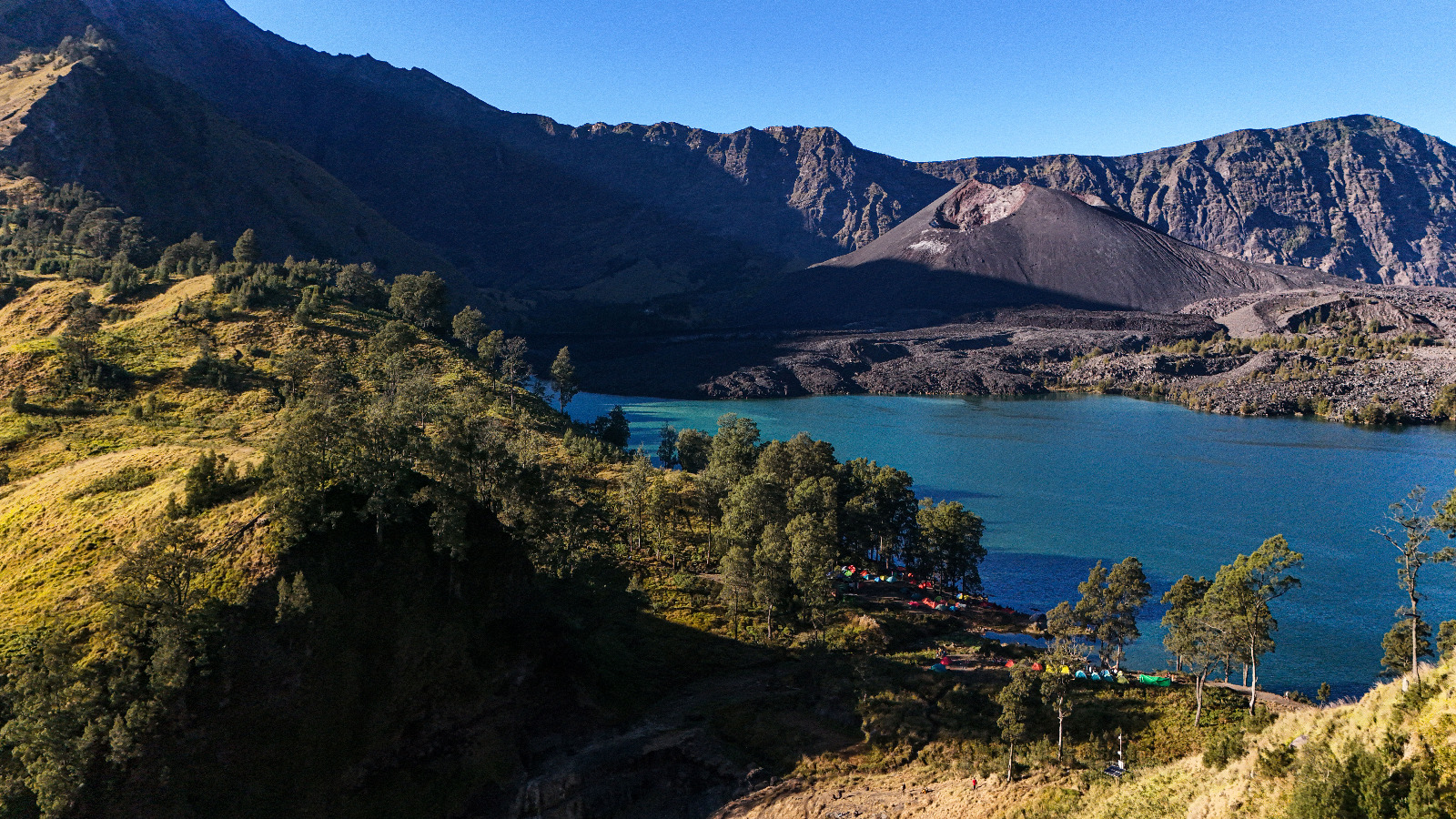 MEMIKAT HATI: Salah satu sudut Gunung Rinjani dengan pemandangan Danau Segara Anak.