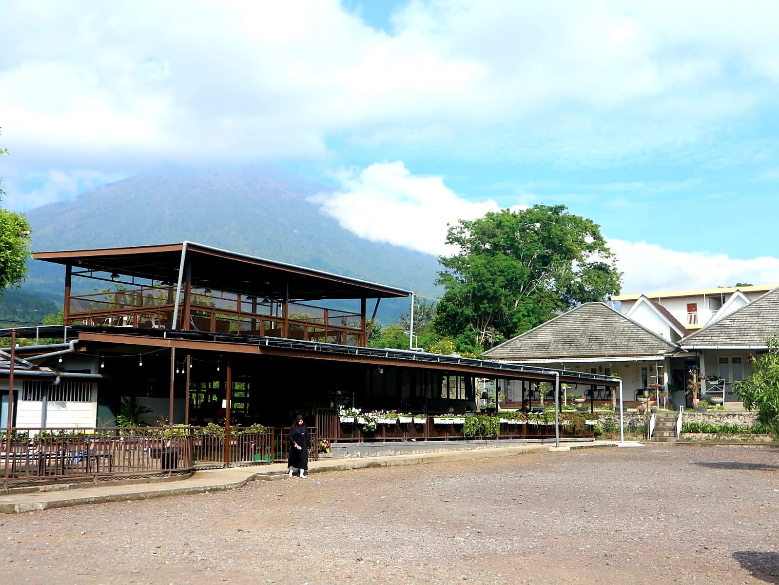 TEMPAT MENGINAP MENYATU DENGAN ALAM: Vila Ara & Resto menjadi salah satu tempat menginap terbaik di Sembalun bersama keluarga.