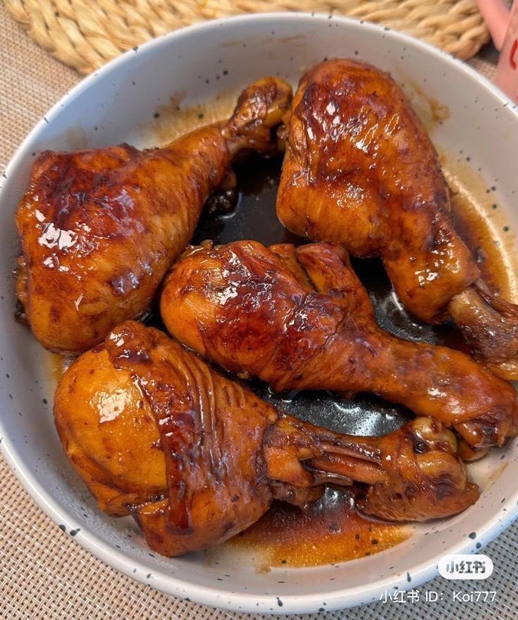 Ayam goreng berbumbu yang ditumis dengan kecap manis, saus tiram, dan cabai merah. Menu rumahan praktis, cocok untuk makan siang atau malam hari.
