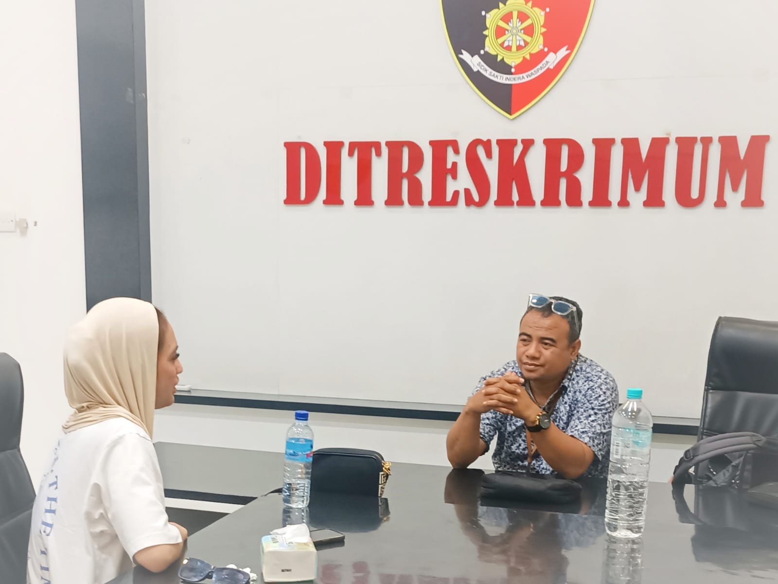 Pengacara dari Aliansi Reformasi Polri untuk Masyarakat NTB Yan Mangandar Putra berbincang dengan Misri Puspita Sari di Polda NTB, belum lama ini.