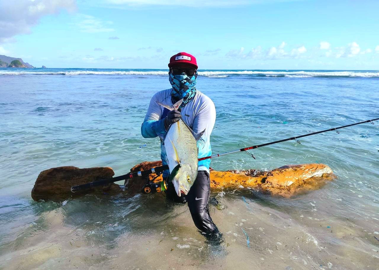 MEMUASKAN: Yuji, anggota komunitas mancing Angler Terabas menunjukkan ikan hasil pancingannya yang didapat di perairan kawasan Sepi, Sekotong Lombok Barat.