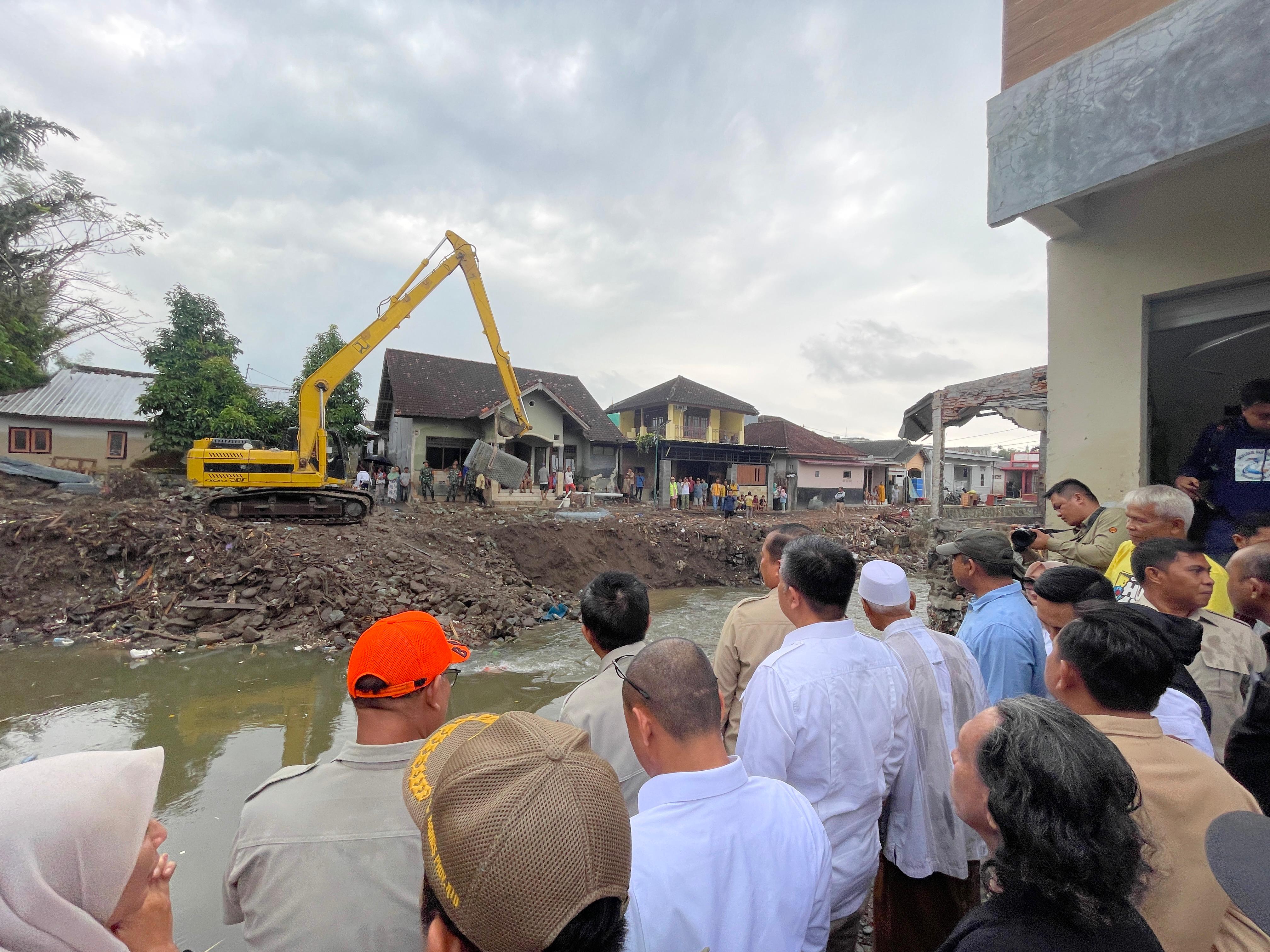 Sekjen Gerindra Ahmad Muzani melihat langsung proses pengerukan sungai menggunakan alat berat.