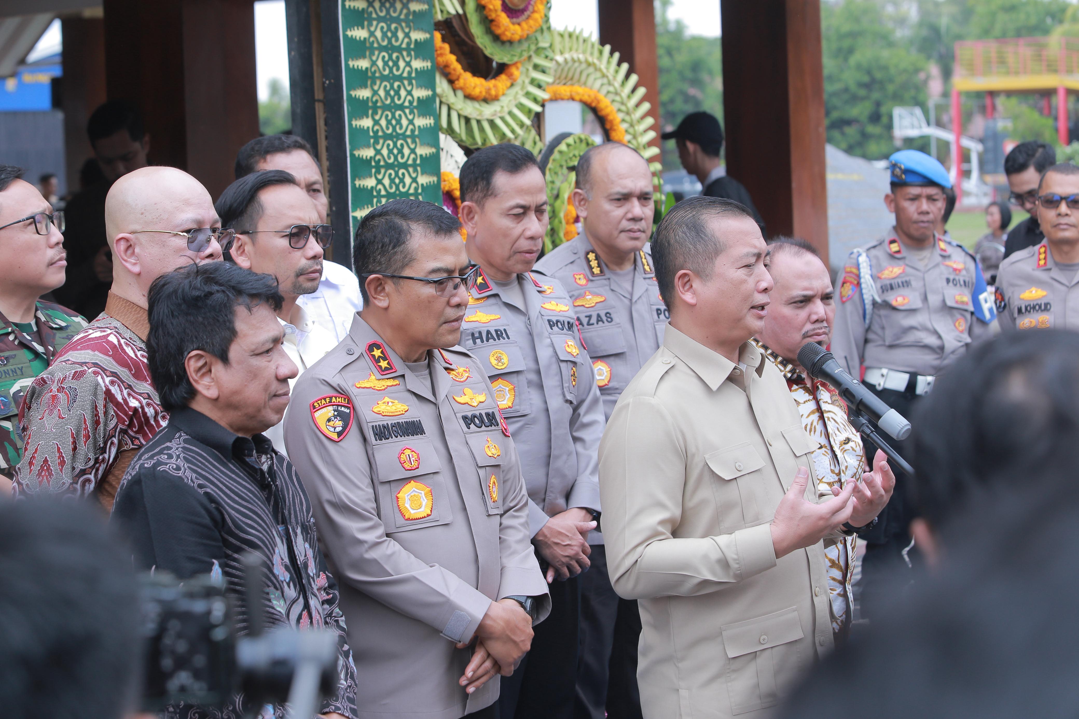 Gubernur NTB Lalu Muhamad Iqbal didampingi Kapolda NTB saat menyerahkan IPR Pertama kepada Koperasi Selonong Bukit Lestari, Sabtu (12/7).