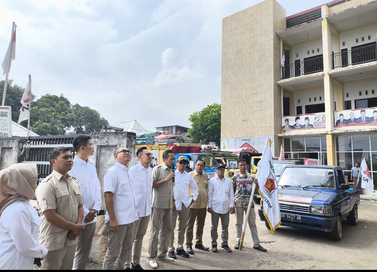 Peluncuran bantuan logistik untuk korban banjir di Kota Mataram oleh Ketua DPD Partai Gerindra NTB Lalu Pathul Bahri.