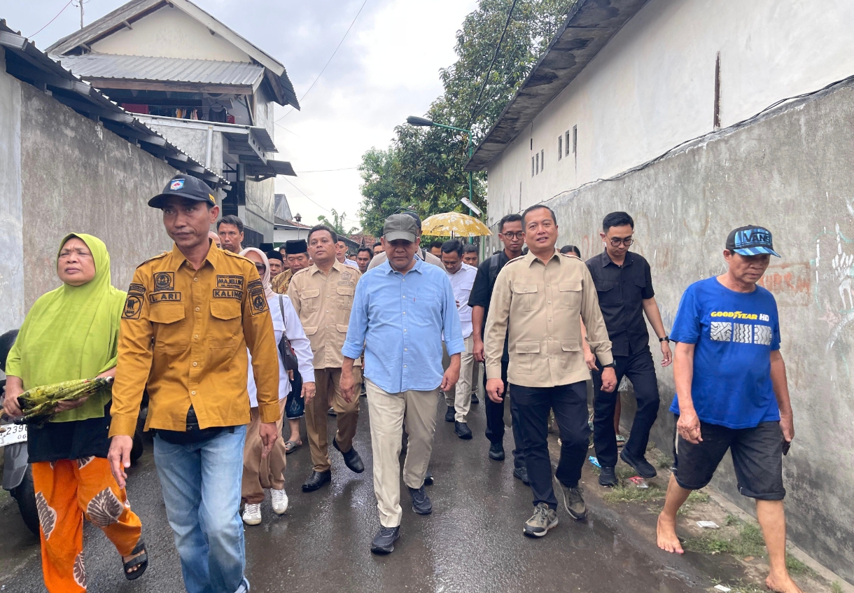 Sekjen Partai Gerindra Ahmad Muzani dan Gubernur NTB Lalu Muhamad Iqbal usai meninjau sungai penyebab banjir di Majeluk, Sabtu (12/7/2025)