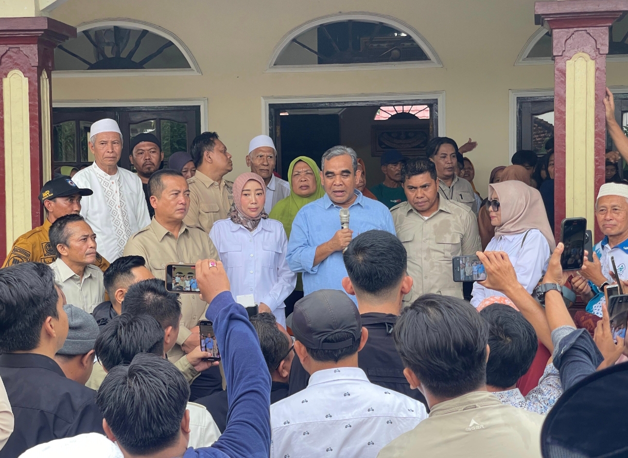 Sekjen Gerindra Ahmad Muzani, Gubernur NTB Lalu Muhamad Iqbal, Ketua DPD Gerindra NTB Lalu Pathul Bahri, Ketua DPC Gerindra Kota Mataram Abd Rachman saat bertemu dengan warga Majeluk korban banjir.