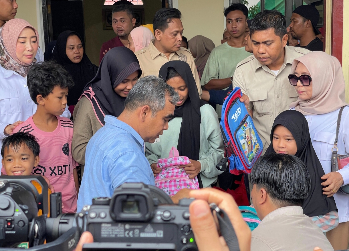 Sekjen Gerindra Ahmad Muzani menyerahkan bantuan pada anak-anak korban banjir Majeluk secara simbolik.