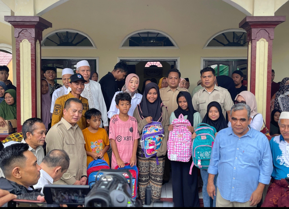Sekjen Gerindra Ahmad Muzani, Gubernur NTB Lalu Muhamad Iqbal, Ketua DPD Gerindra NTB Lalu Pathul Bahri, Ketua DPC Gerindra Kota Mataram Abd Rachman berfoto dengan anak-anak korban banjir.