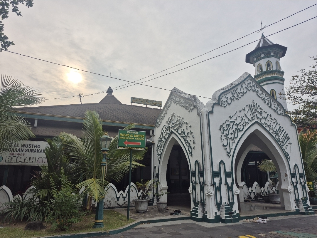 Masjid Al-Wustho Mangkunegaran kini menjadi destinasi wisata religi unggulan di Surakarta. (Foto: Alfian Yusni/Lombok Post)