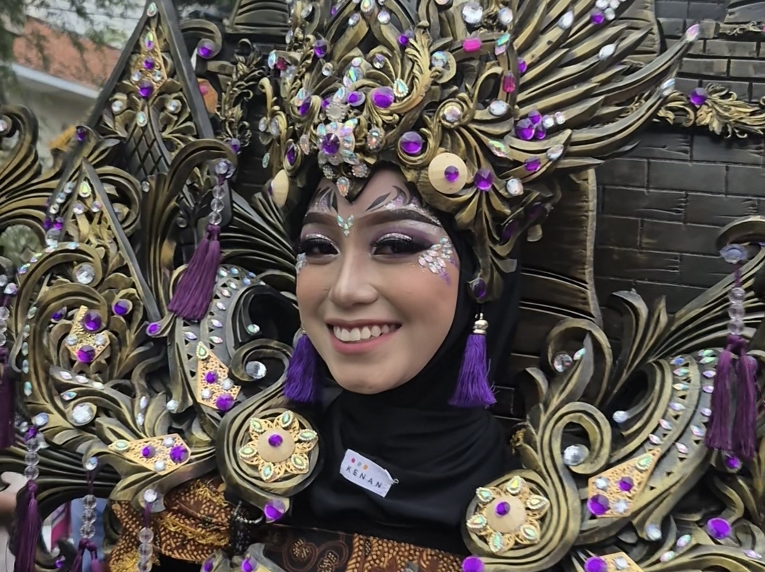Solo Batik Carnival 2025 menjadi contoh bagaimana kreativitas bisa menjadi jembatan pelestarian budaya sekaligus penggerak ekonomi lokal.