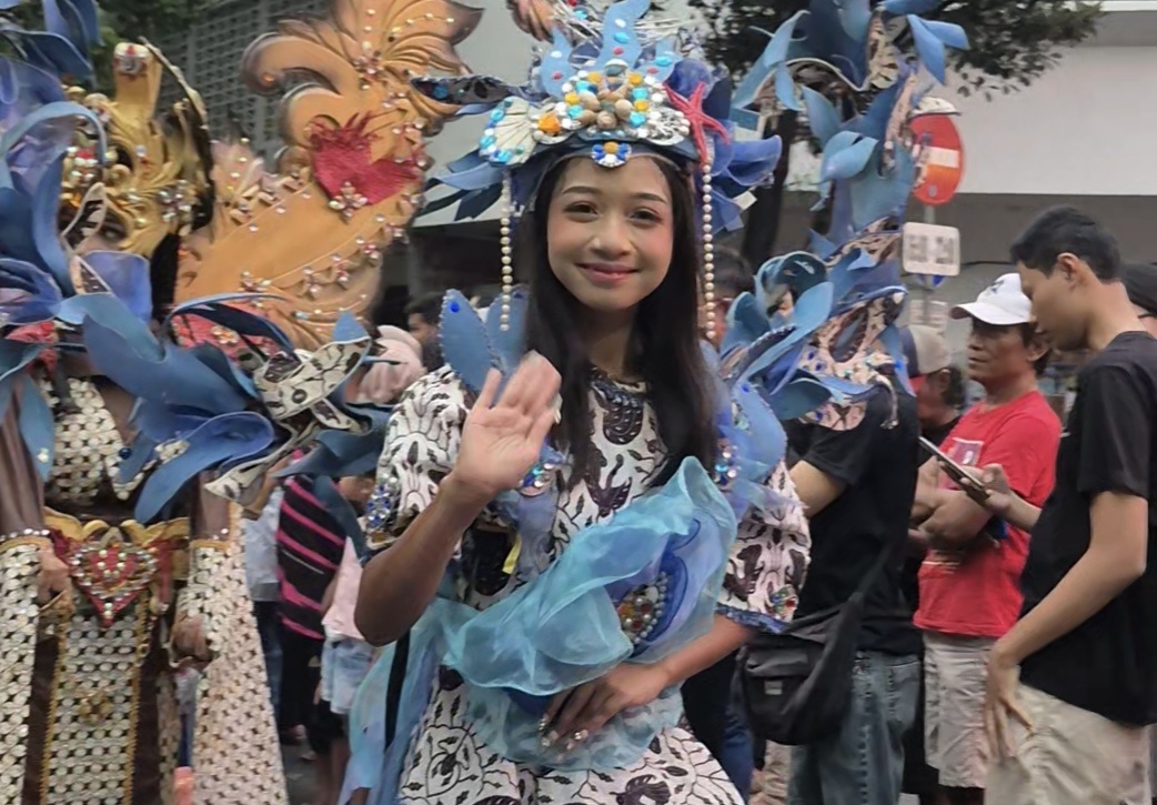 Setiap peserta tampil anggun dalam balutan batik Wahyu Tumurun, motif utama tahun ini, yang sarat makna pewarisan nilai-nilai luhur budaya.