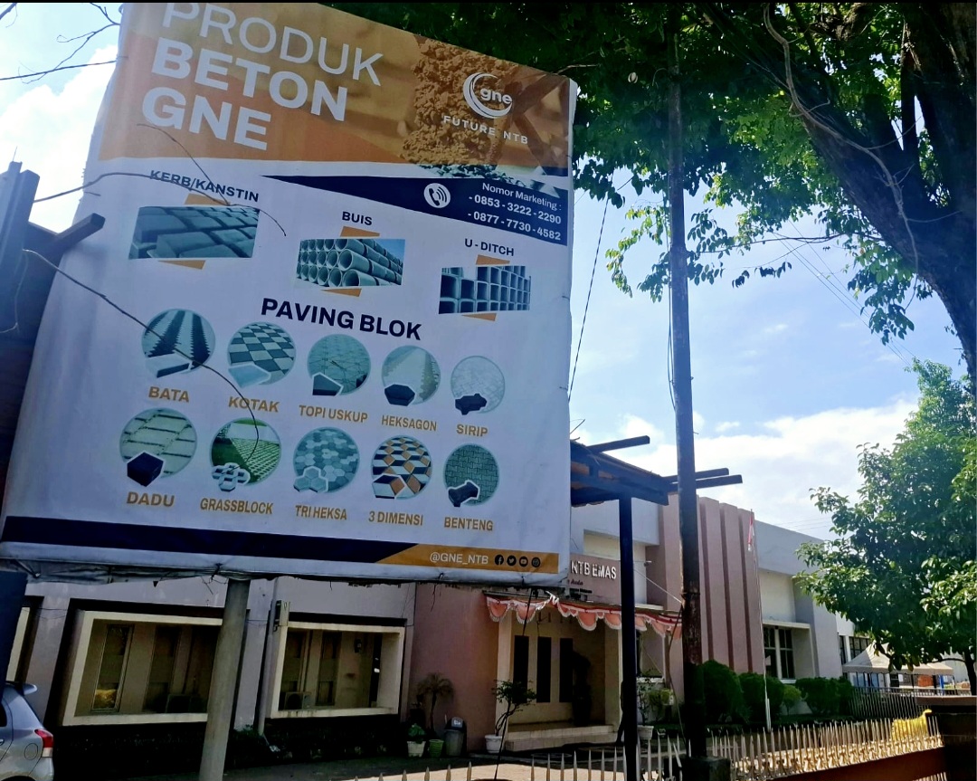 BADAN USAHA MILIK DAERAH: PT Gerbang NTB Emas (GNE) menampilkan papan informasi hasil produksi beton di depan kantor Jalan Selaparang Nomor 60 Mayura, Cakranegara.