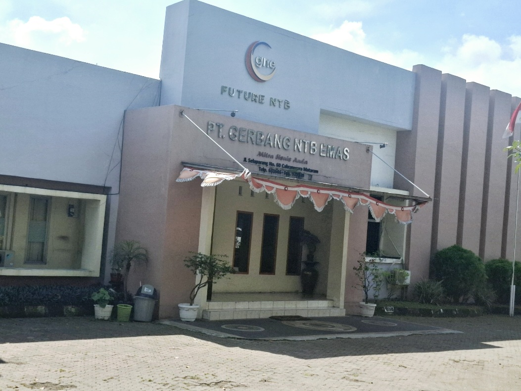 LENGANG: Kantor PT GNE yang terletak di Jalan Selaparang, Kelurahan Mayura, Sandubaya, terlihat lengang, Jumat (11/7).