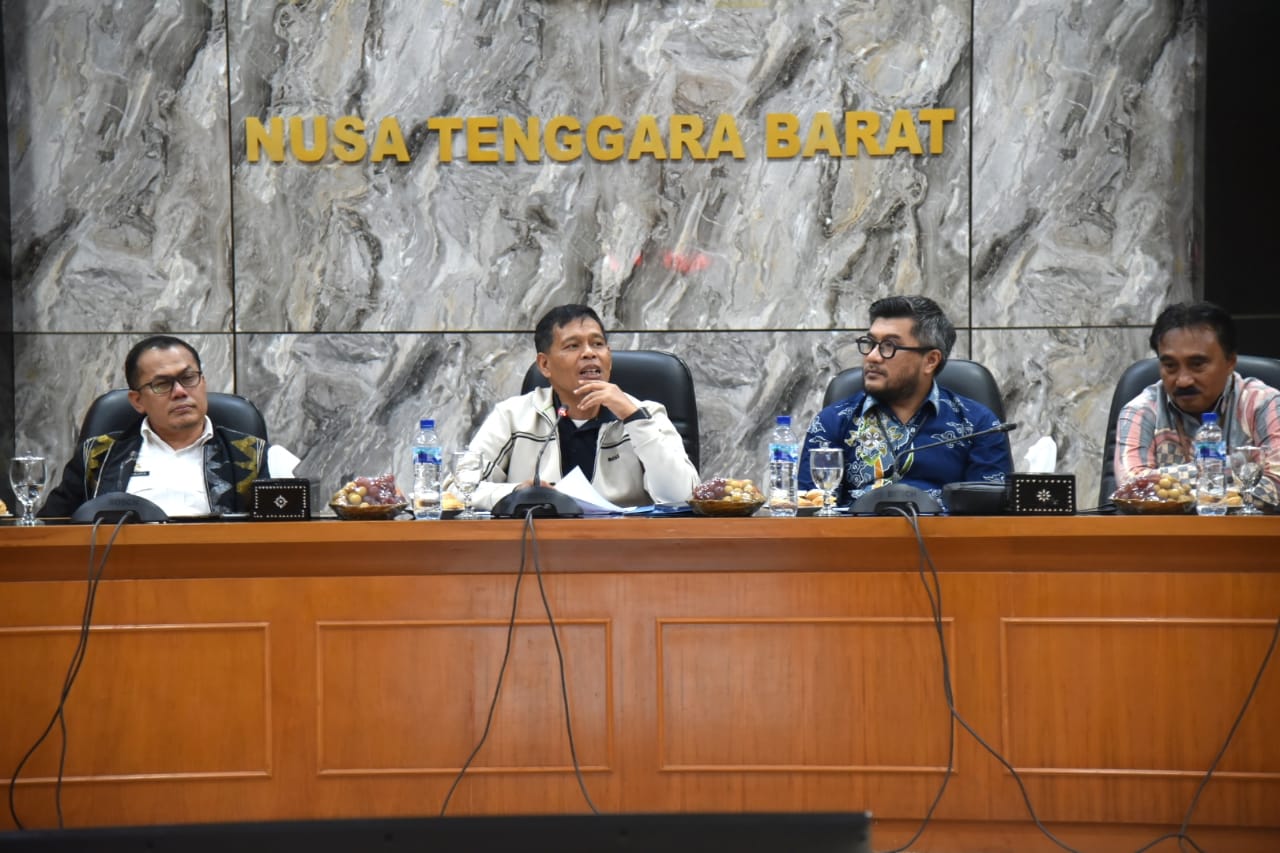 Pj Sekda NTB Lalu Moh Faozal memimpin rapat pembahasan inflasi. (FOTO: KOMINFO NTB)